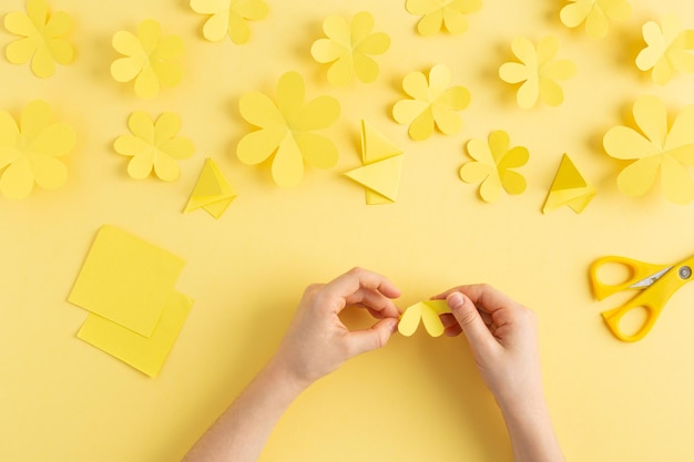 Fare semplici fiori di carta gialla con i bambini foto di alta qualità