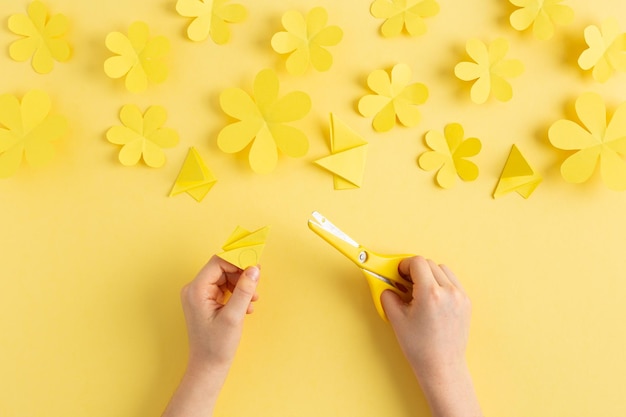 Fare semplici fiori di carta gialla con i bambini foto di alta qualità