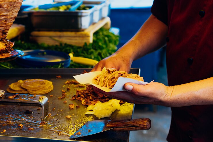 Fare tacos al pastor, cibo tipico messicano.