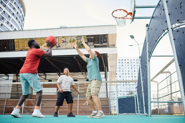 Fare tagli sotto canestro a basket