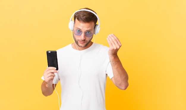 Fare un gesto di capice o denaro, dirti di pagare, ascoltare musica con le cuffie e uno smartphone