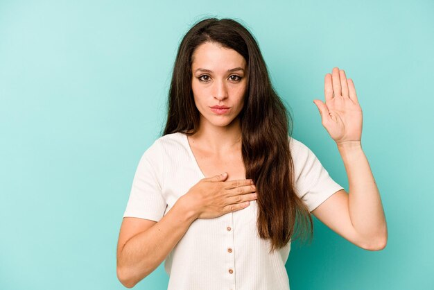 Fare un giuramento mettendo la mano sul petto