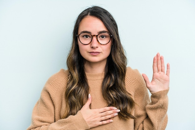 Fare un giuramento mettendo la mano sul petto