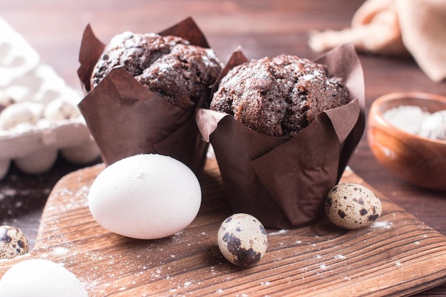 Fare un muffin in cucina, pasticcini al cioccolato su un piatto.