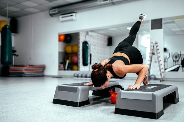 Fare un push up su una pedana con una gamba alzata.