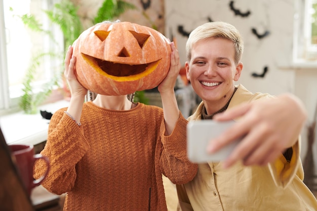 Fare un selfie divertente con un amico ad Halloween