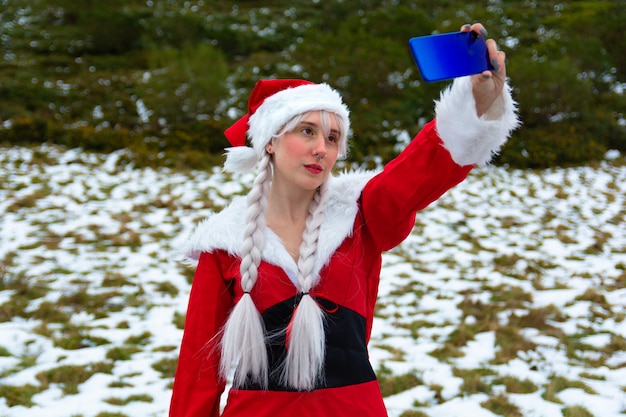 Fare un selfie vestito da signora Claus a Natale