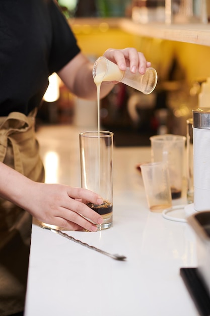 Fare una bevanda dolce al caffè