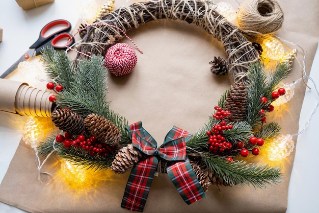 Fare una ghirlanda di Natale con le tue mani Preparazione delle vacanze decorazione domestica Capodanno