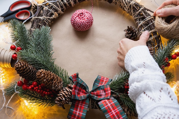 Fare una ghirlanda di Natale con le tue mani Preparazione delle vacanze decorazione domestica Capodanno