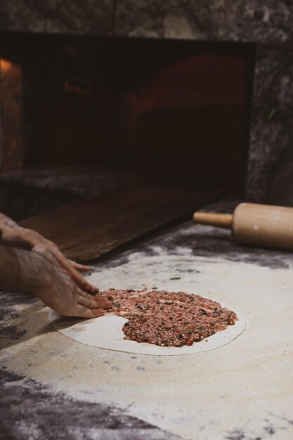 Fare una pizza turca o un fast food lahmacun e cibo di strada popolare nei paesi mediterranei