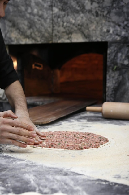 Fare una pizza turca o un fast food lahmacun e cibo di strada popolare nei paesi mediterranei