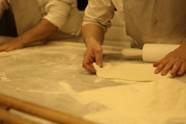 Fare una pizza turca o un lahmacun - fast food e cibo di strada popolare nei paesi mediterranei.