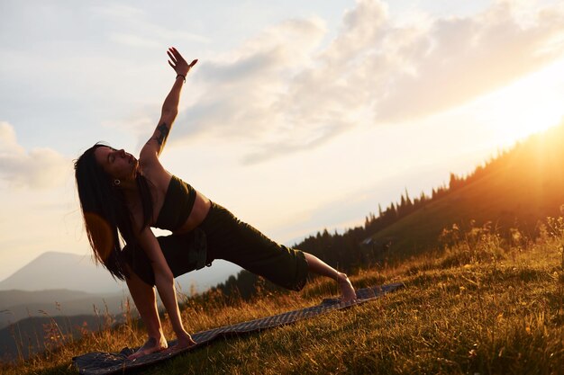 Fare yoga all'aperto Bella donna Maestose montagne dei Carpazi Bellissimo paesaggio di natura incontaminata