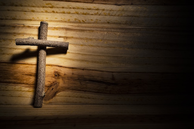 Faretto a croce in legno nero con sfondo