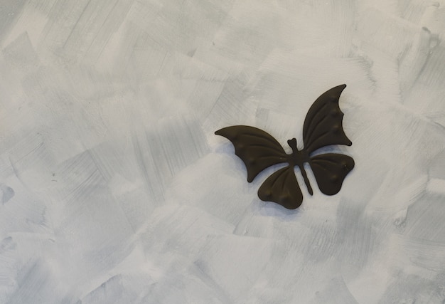 Farfalla di ferro sullo sfondo del cemento