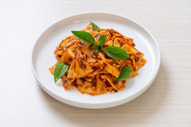 Farfalle al basilico e aglio in salsa di pomodoro. salsa italiana