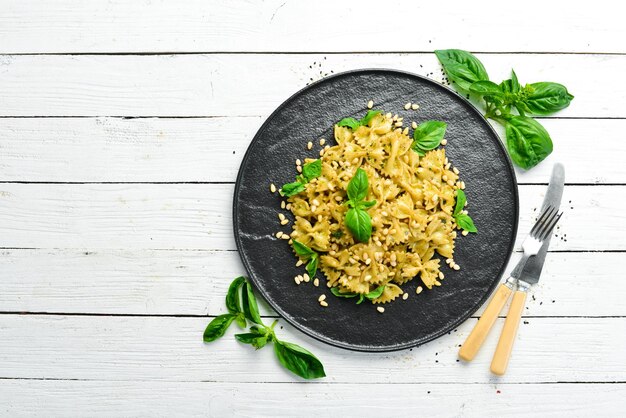 Farfalle al pesto e basilico in un piatto di pietra nera Vista dall'alto Spazio libero per il testo