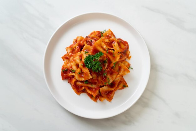 Farfalle al sugo di pomodoro con prezzemolo