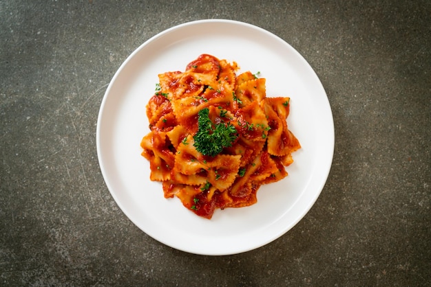 Farfalle al sugo di pomodoro con prezzemolo