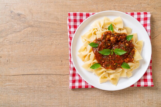 Farfalle con basilico e aglio in salsa di pomodoro - Salsa italiana