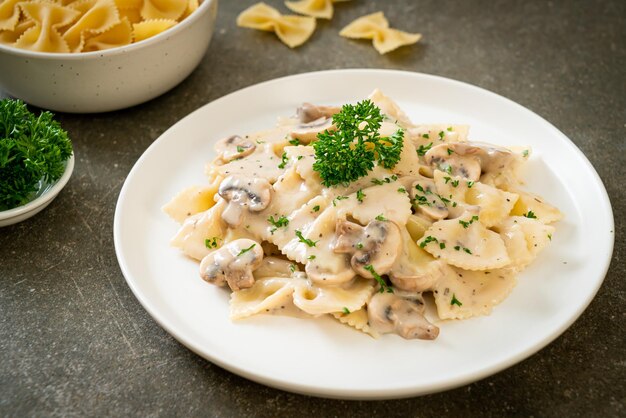 Farfalle con crema di funghi bianchi