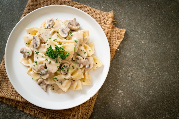 Farfalle con crema di funghi bianchi