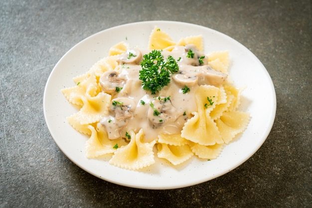 Farfalle con salsa di panna bianca ai funghi - Italian food style