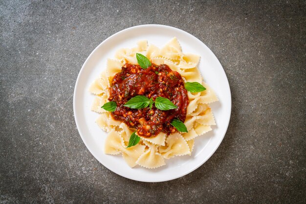 farfalle di pasta con basilico e aglio in salsa di pomodoro - salsa italiana