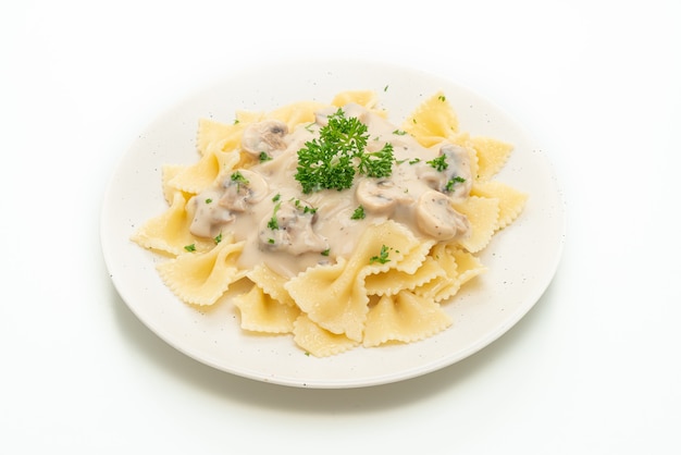 farfalle di pasta con salsa di panna bianca di funghi isolato