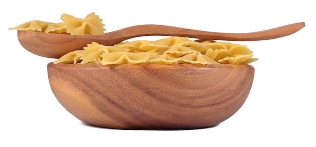 Farfalle di pasta italiana in una ciotola di legno su sfondo bianco