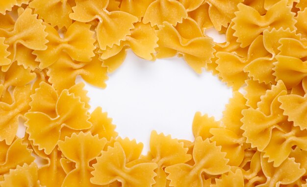 Farfalle di pasta italiana. La pasta si inchina con il bianco