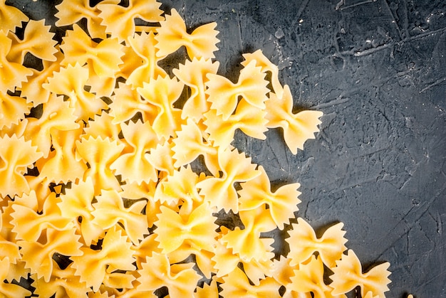 Farfalle di pasta sul tavolo di pietra grigia