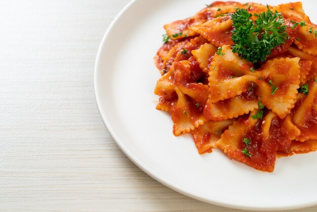 Farfalle in salsa di pomodoro con prezzemolo - Italian food style