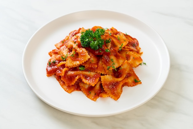 Farfalle in salsa di pomodoro con prezzemolo - Italian food style