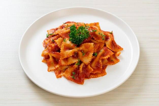 Farfalle in salsa di pomodoro con prezzemolo - Italian food style