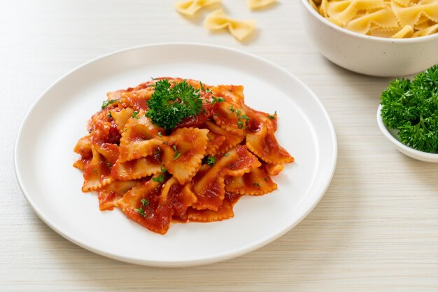 Farfalle in salsa di pomodoro con prezzemolo - Stile alimentare italiano