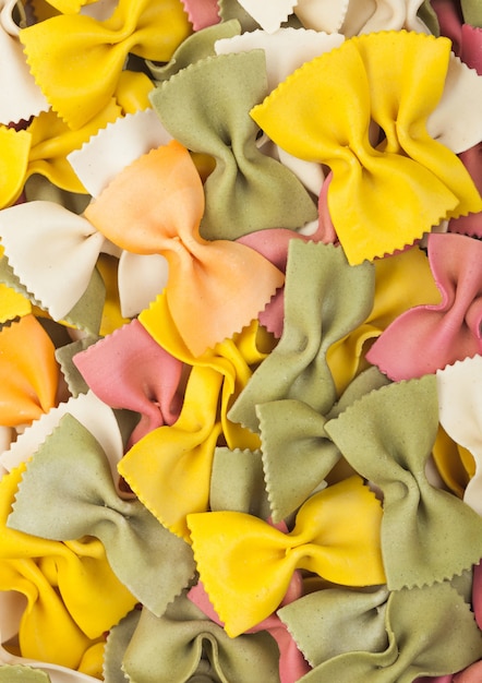 Farfalle multicolor pasta di lusso italiana come sfondo texture. Vista dall'alto