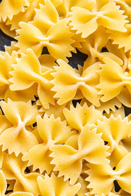 farfalle pasta cruda ingrediente di cottura pasto italiano cibo spuntino sul tavolo copia spazio cibo