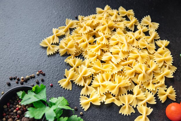 farfalle pasta cruda ingrediente di cottura pasto italiano cibo spuntino sul tavolo copia spazio cibo