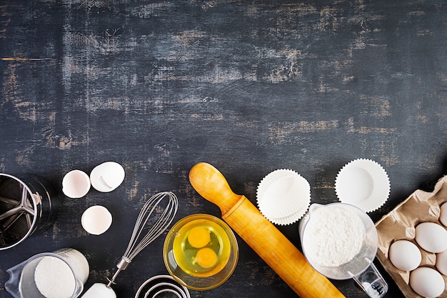 Farina con accessori da cucina per fare la pasta