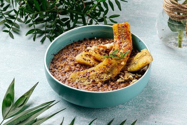 Farina d'avena al cioccolato con banana caramellata e noci