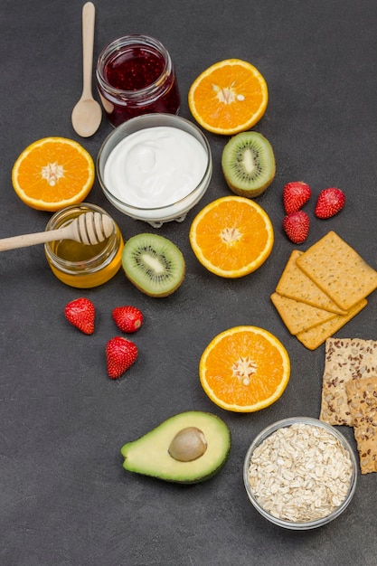 Farina d'avena, bacche di avocado, frutta, marmellata, yogurt per l'energia, colazione sana