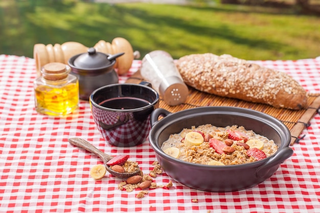 Farina d'avena casalinga sana con fragole per colazione