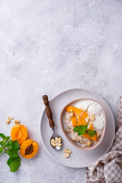 Farina d'avena con albicocche e noci