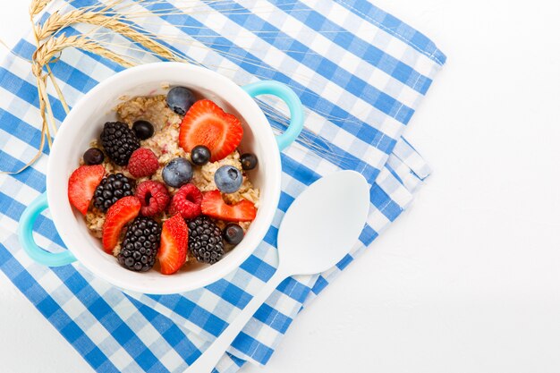 Farina d'avena con bacche diverse in una ciotola