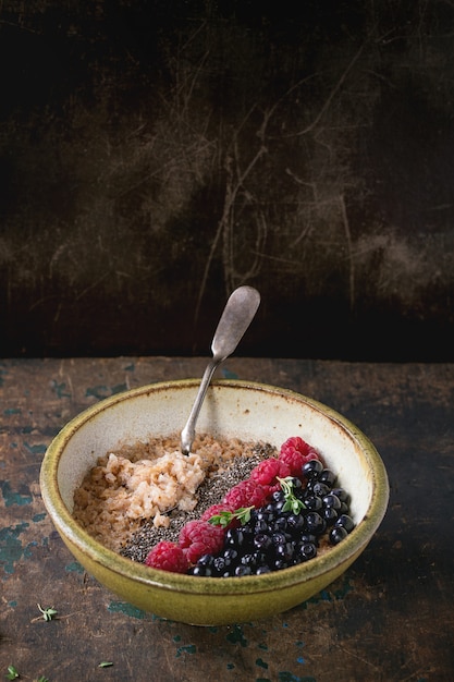 Farina d'avena con bacche e semi di chia