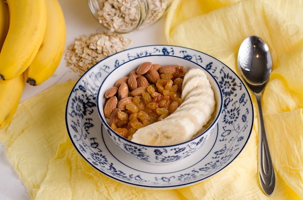 Farina d&#39;avena con banana, uvetta, mandorle e latte