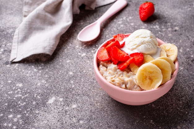 Farina d&#39;avena con fragole, banana e gelato