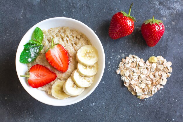 Farina d'avena con fragole e banana